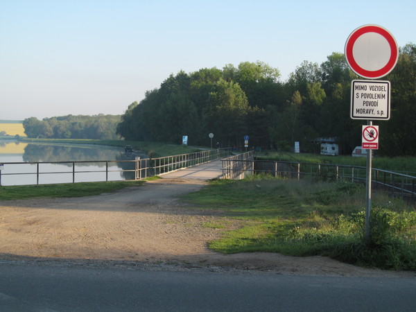 The photo for Bělovský jez - přejezd mostu.